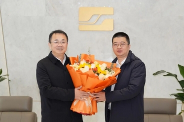 桐乡市领导慰问中国巨石高层次人才